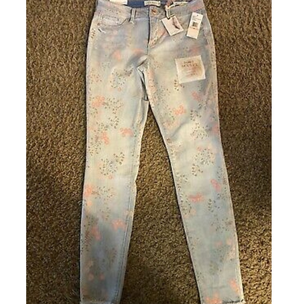 Jessica Simpson Women's Kiss Me Super Skinny 👖